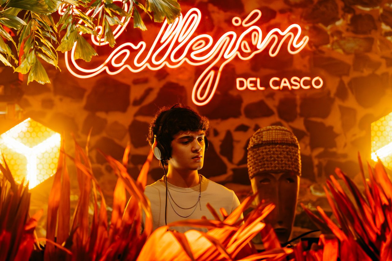 Cabina bajo el neón del Callejón del Casco