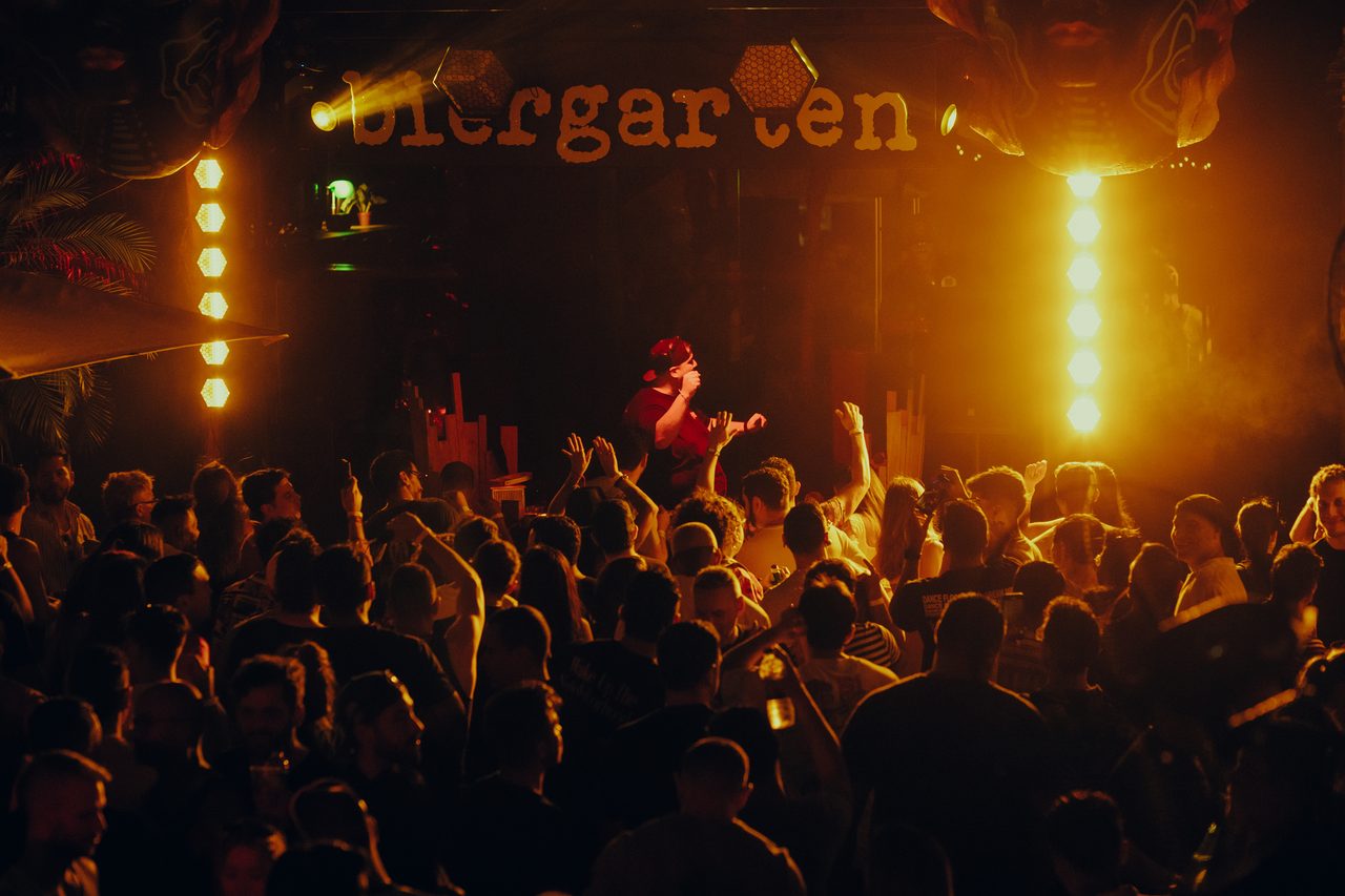Público bajo las luces del biergarten en una edición de ÉTNICO