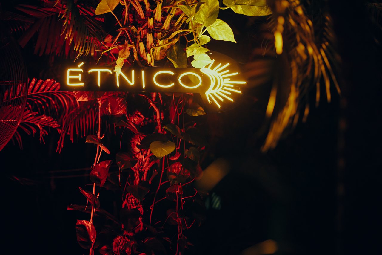 El letrero de ÉTNICO entre la vegetación del montaje