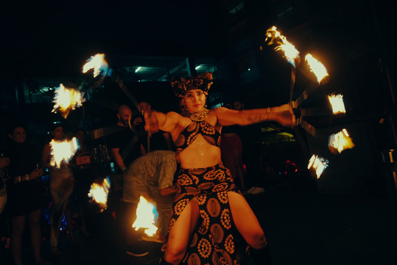 Bailarina de fuego en una edición de ÉTNICO