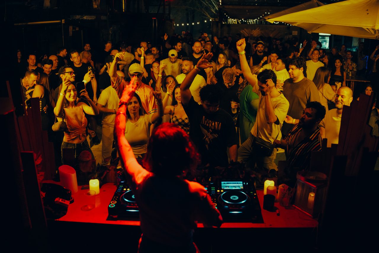 La pista vista desde la cabina del dj